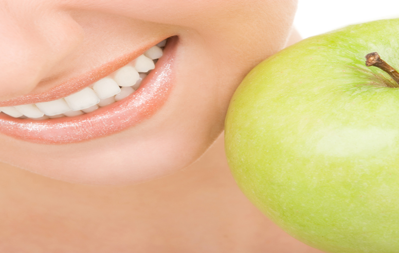 ¿Cómo mantener los implantes dentales?