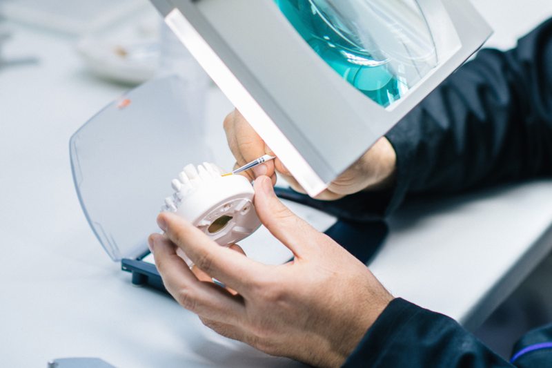 Reparación de una prótesis dental
